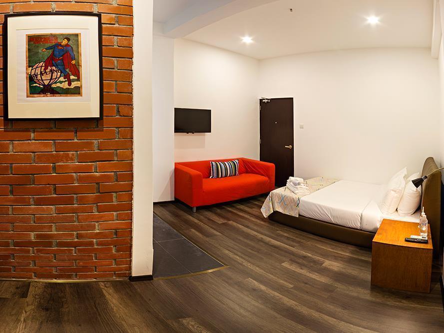 Roomies Suites Batu Ferringhi Exterior photo