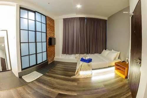 Roomies Suites Batu Ferringhi Exterior photo